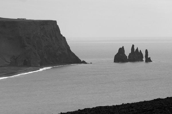 Su, Keren 아티스트의 Rocks in the ocean-Dyrholaey-Vik-Iceland작품입니다.